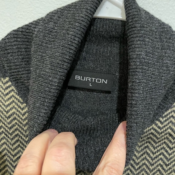 Burton Gray turtleneck sweater with geometric zigzag pattern. Size Large - Picture 3 of 5